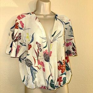 Miley & Molly
Women’s blouse. Or wear it as a Swim cover. Sleeves are flowy.